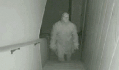Падает на лестнице почти дойдя до двери